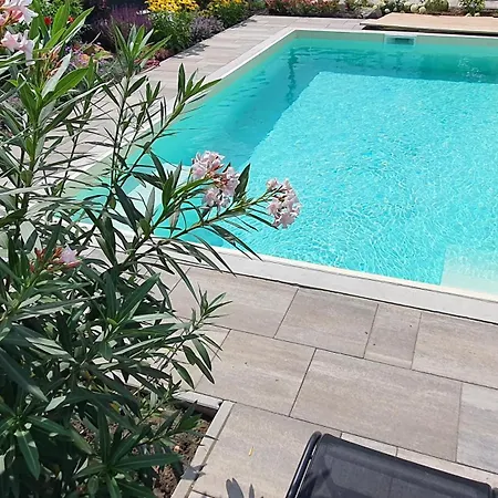 Lakeside Pool House Ferienhaus