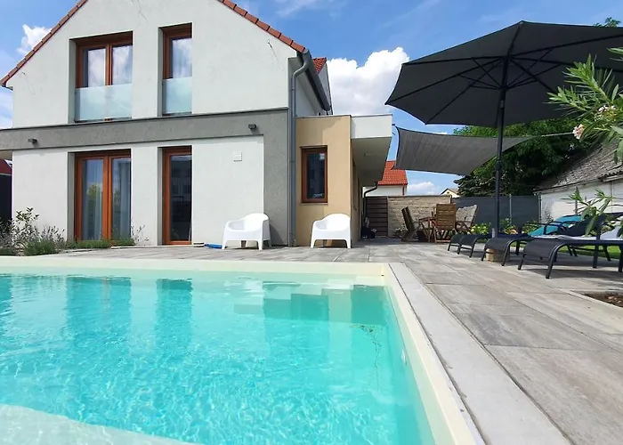 펜션 Lakeside Pool House 벨렌체