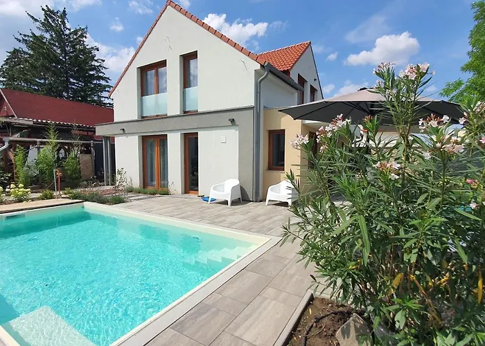 Lakeside Pool House 펜션 벨렌체