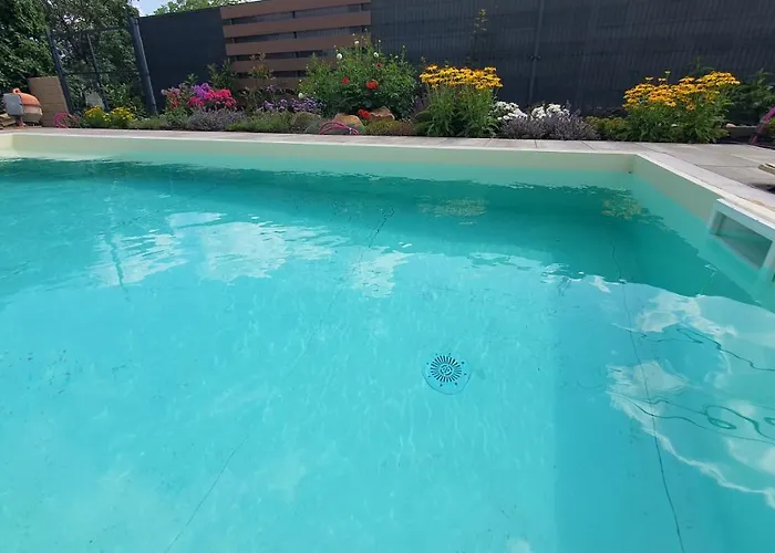 Lakeside Pool House Веленце