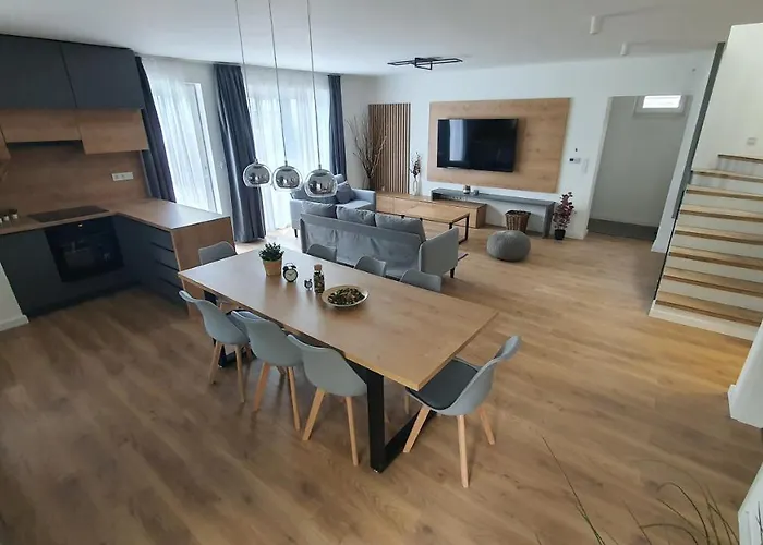 Дом отдыха Lakeside Pool House *
